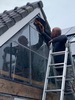 Van gebruikte kasprofielen maakten we een raam naar de zolder