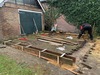 Bekisting voor de fundering maakten we van gebruikte steigerplanken